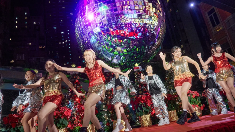 Giant Inflatable Disco Ball for Christmas 1 WH 1000x562px