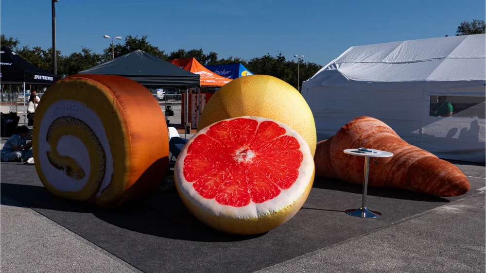 inflatable food sculpture iaapa orlando 2025 1 WH 1000x562px